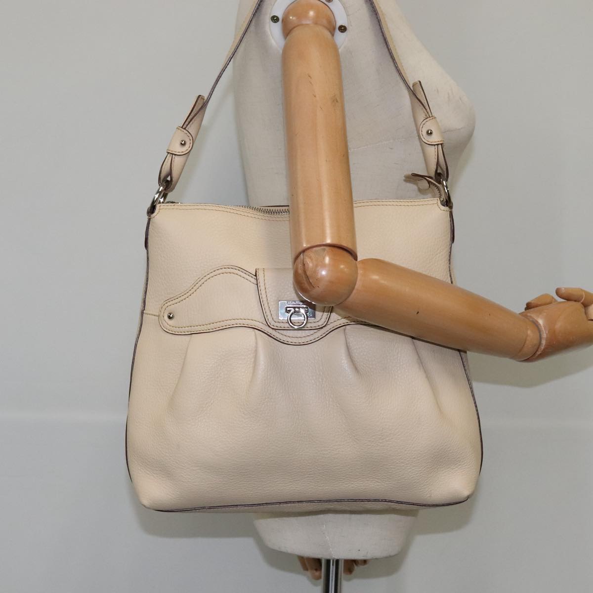 Salvatore Ferragamo Gancini Shoulder Bag Leather Beige Silver Auth 104818