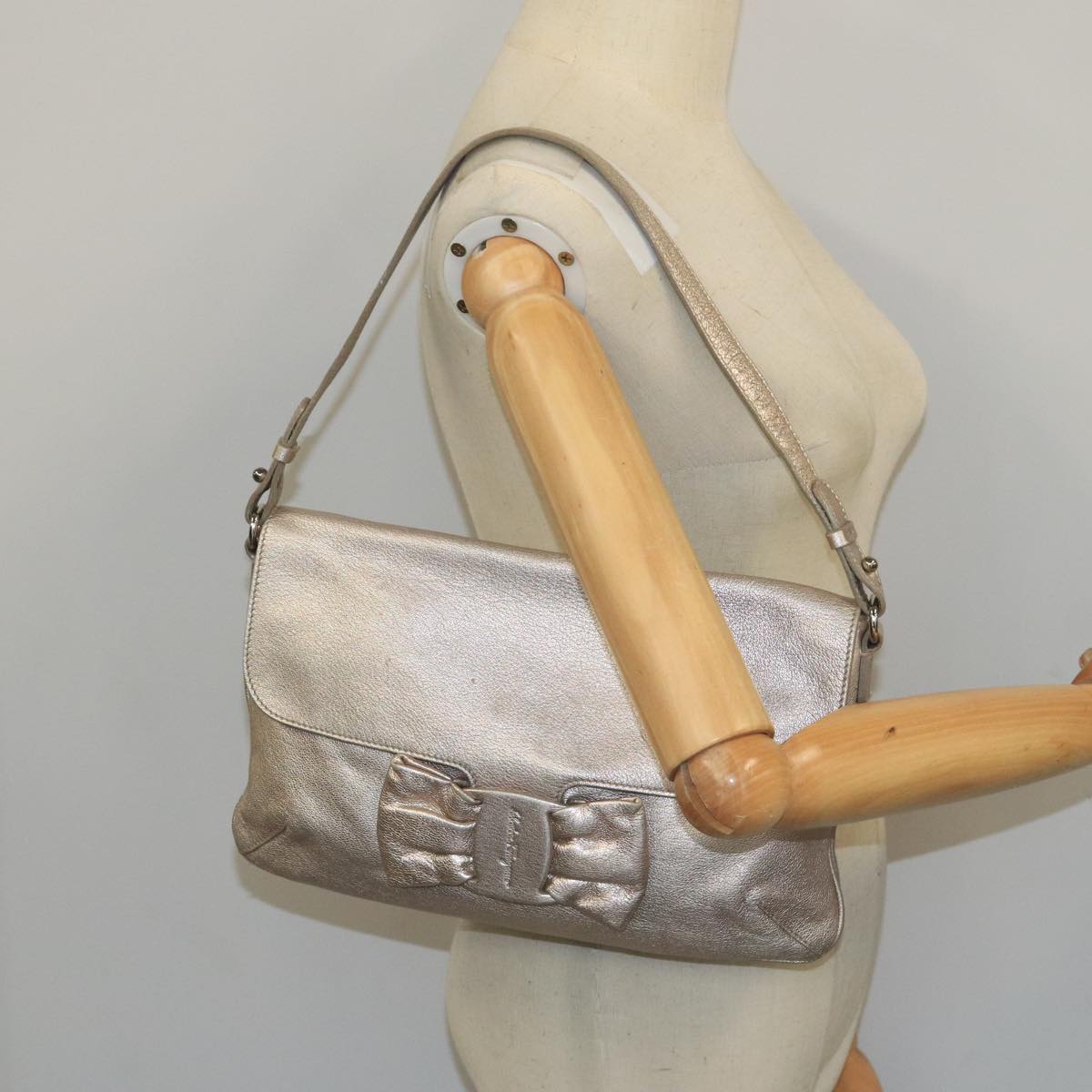 Salvatore Ferragamo Vala Shoulder Bag Leather Champagne Gold Auth 104964