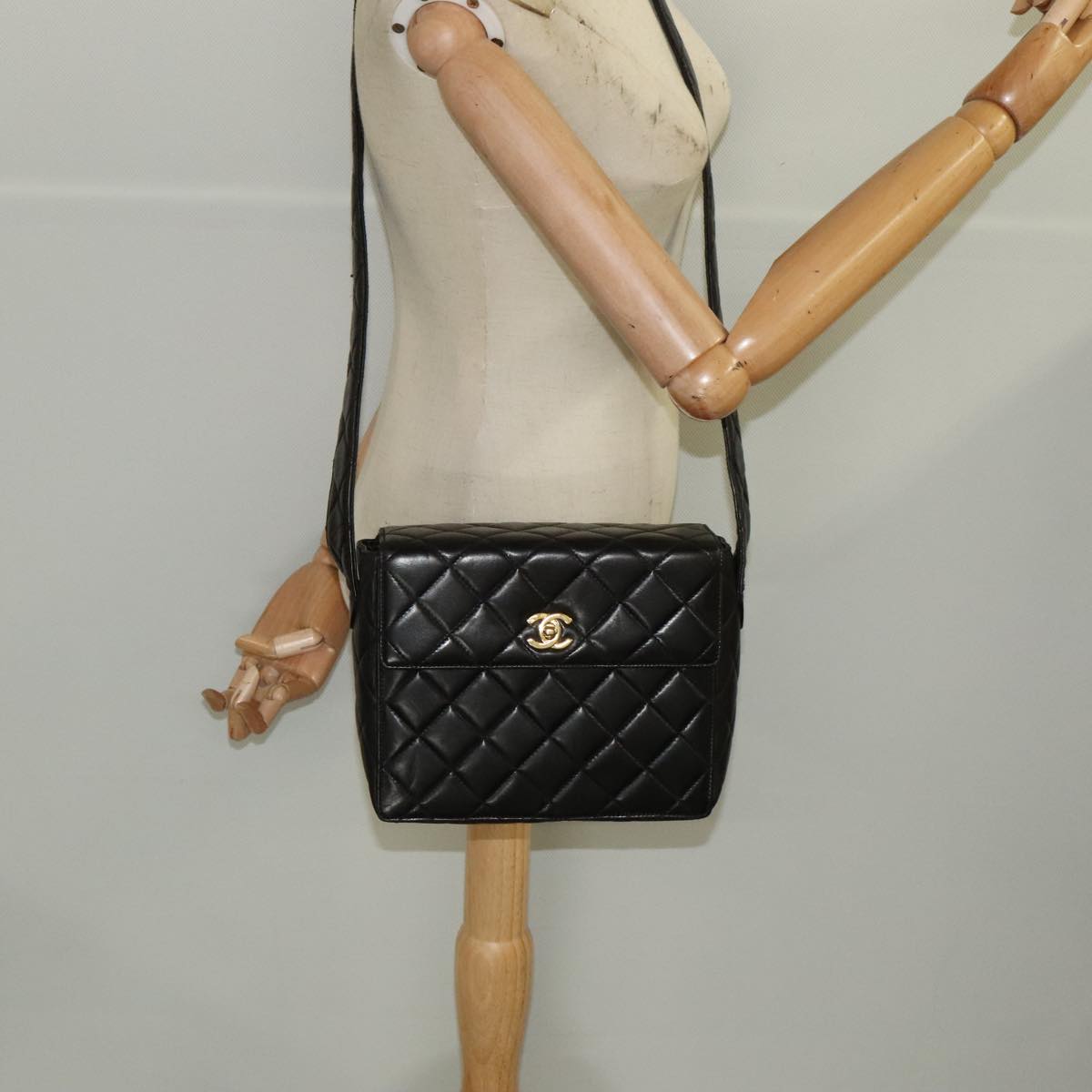 CHANEL Matelasse Shoulder Bag Lamb Skin Black Gold CC Auth 104998A