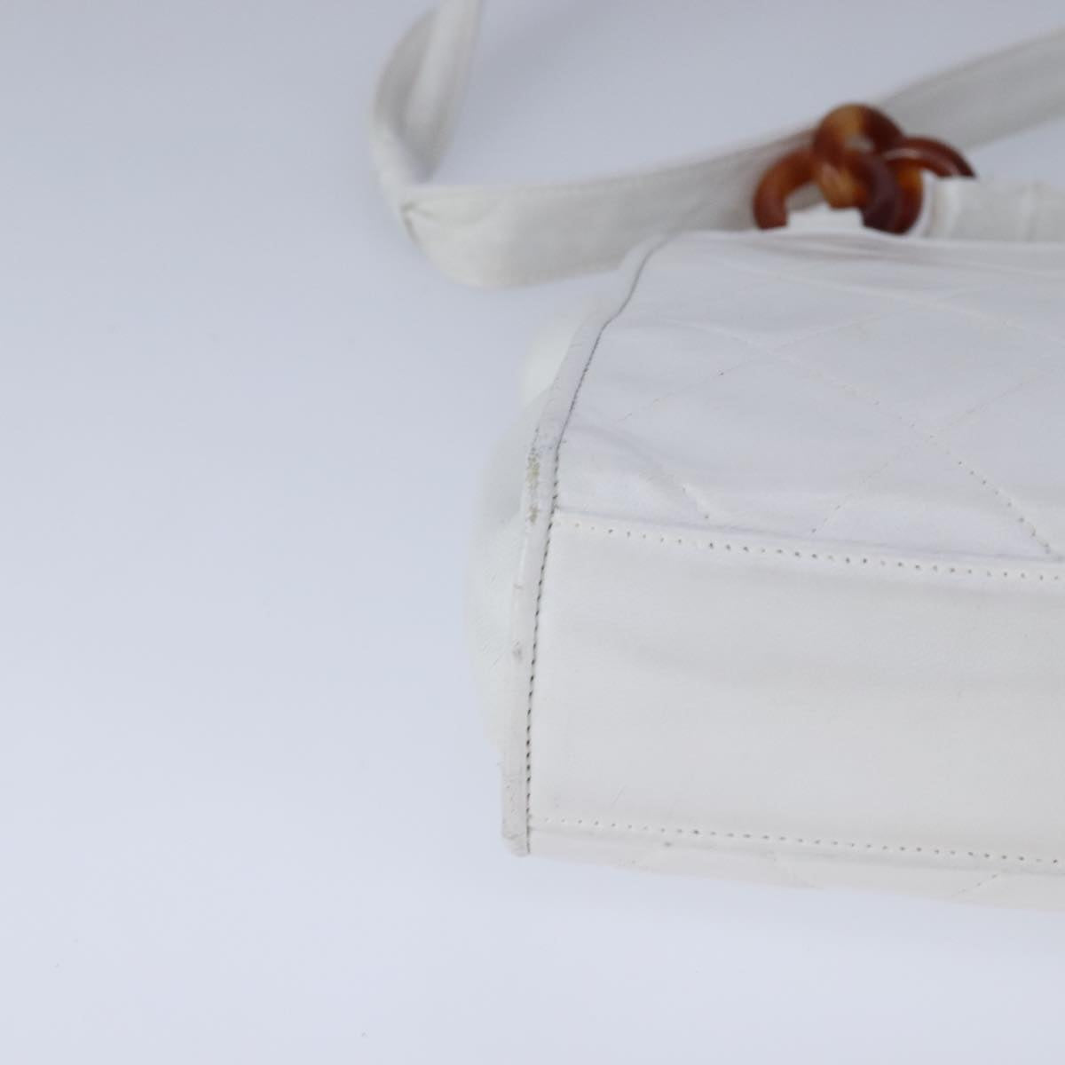 CHANEL Matelasse Shoulder Bag Leather White CC Auth 106385