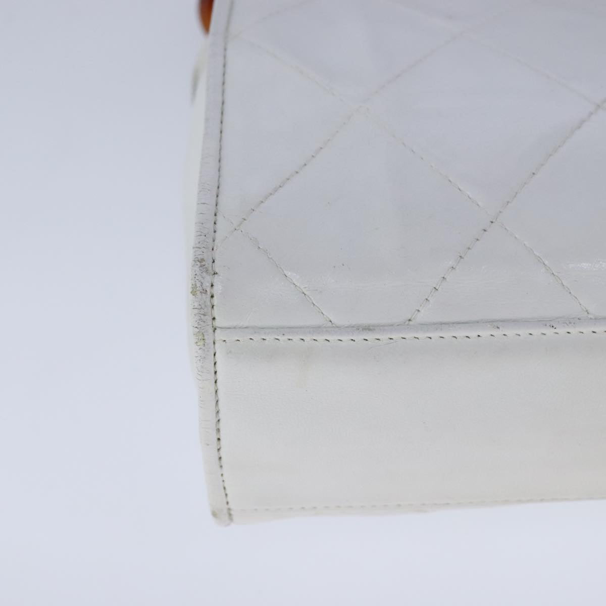 CHANEL Matelasse Shoulder Bag Leather White CC Auth 106385