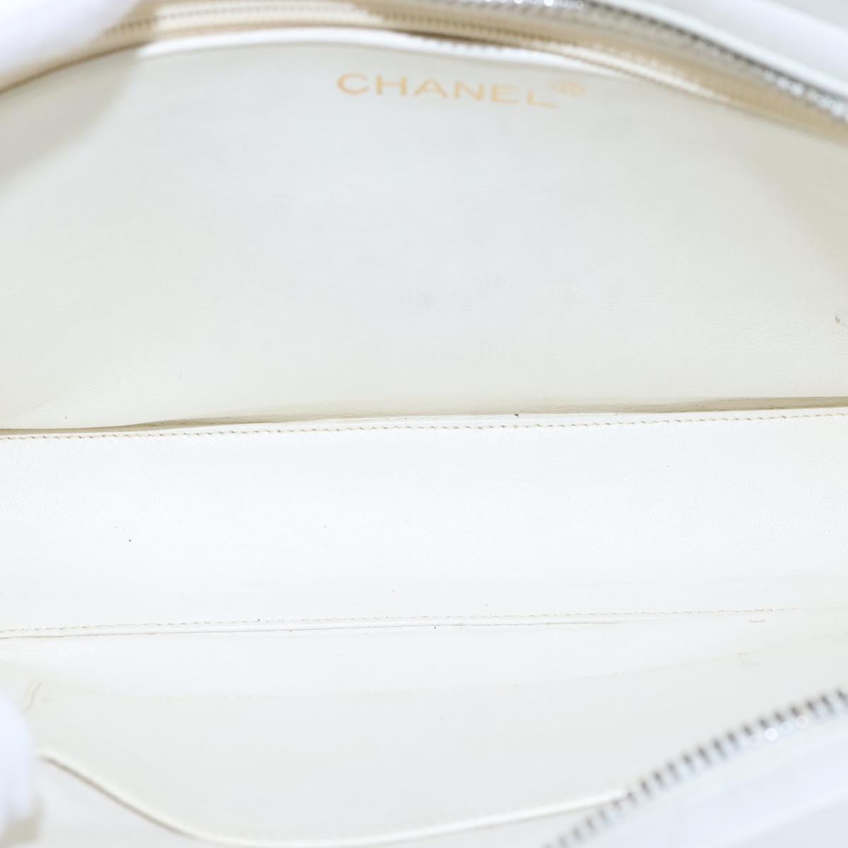 CHANEL Matelasse Shoulder Bag Leather White CC Auth 106385