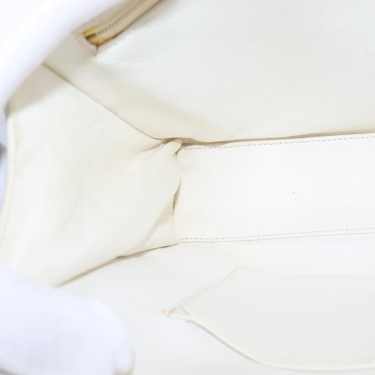 CHANEL Matelasse Shoulder Bag Leather White CC Auth 106385