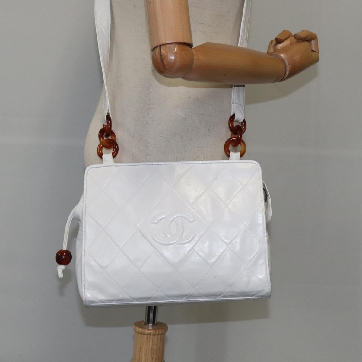 CHANEL Matelasse Shoulder Bag Leather White CC Auth 106385