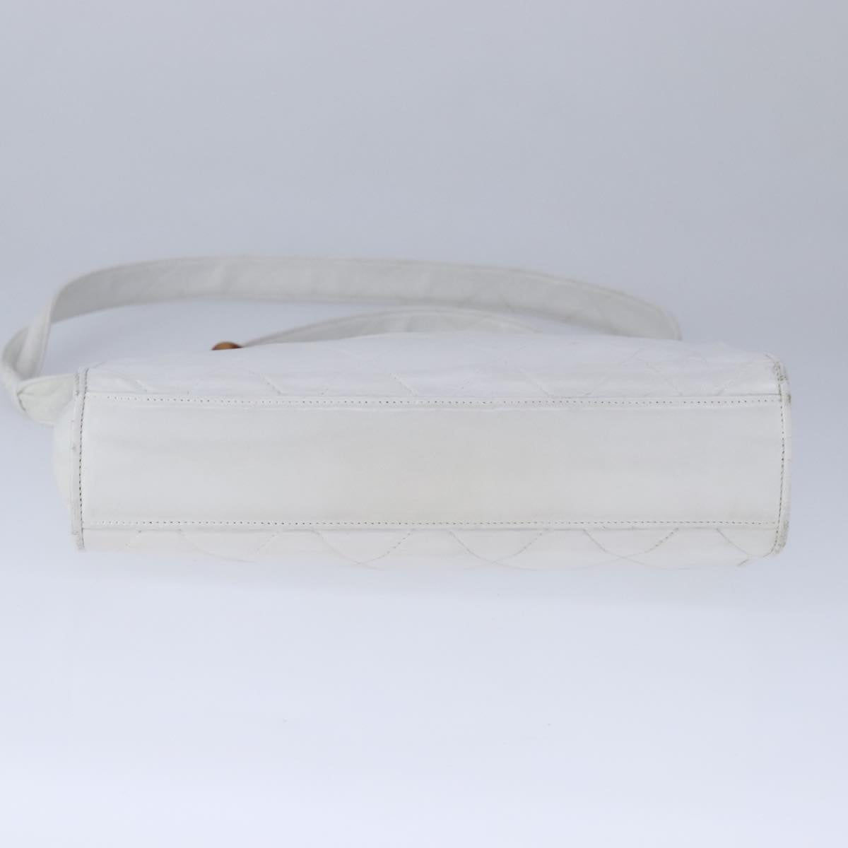 CHANEL Matelasse Shoulder Bag Leather White CC Auth 106385