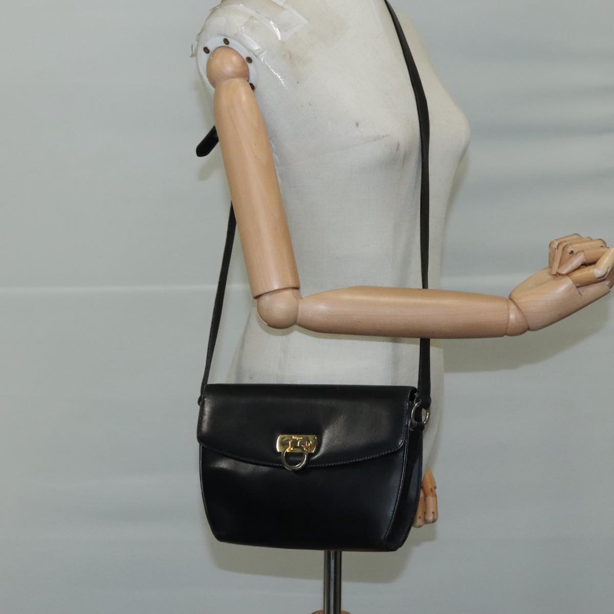 Salvatore Ferragamo Gancini Shoulder Bag Leather Black Auth 106734