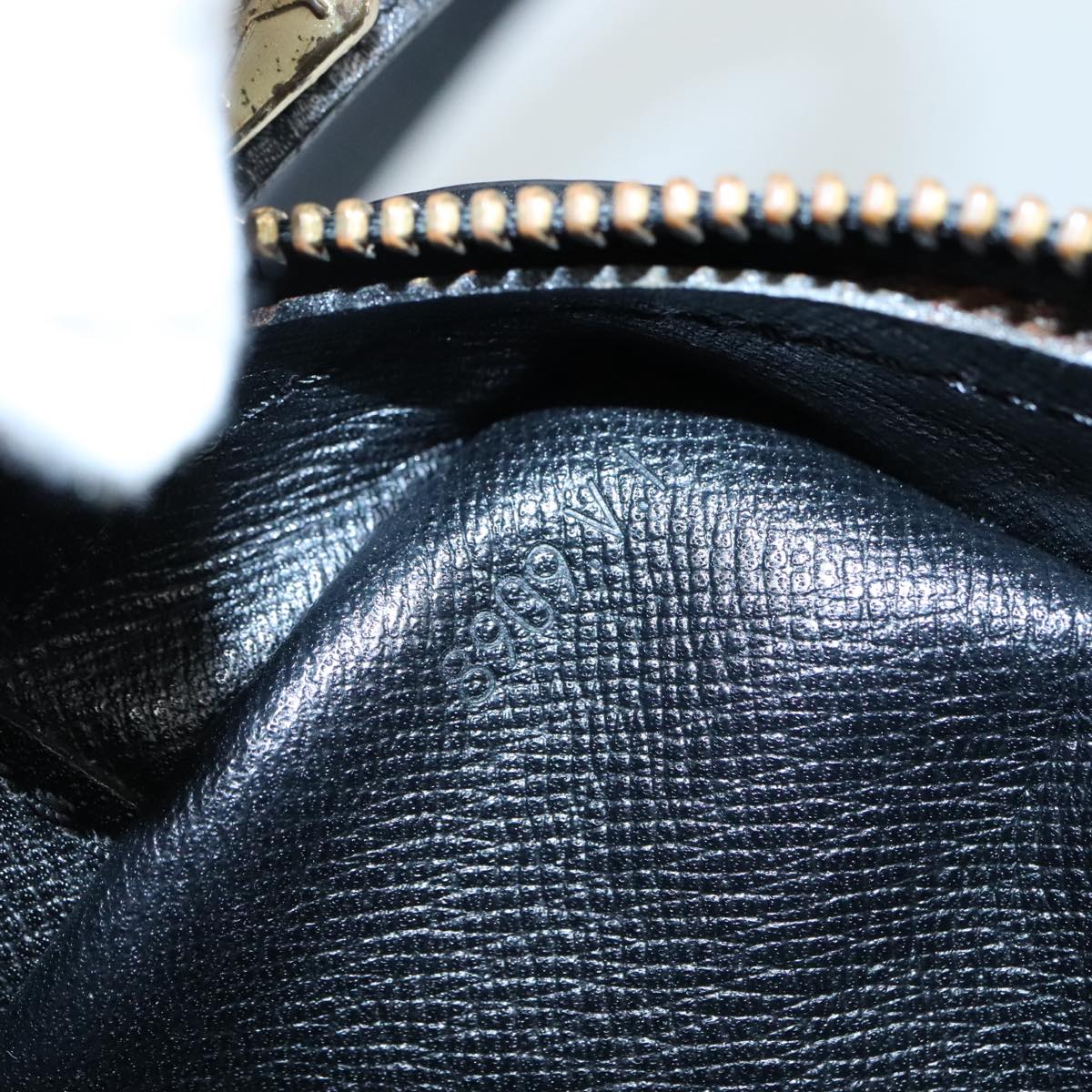 LOUIS VUITTON Epi Jeune Fille MM Shoulder Bag Black M52152 LV Auth 107060V