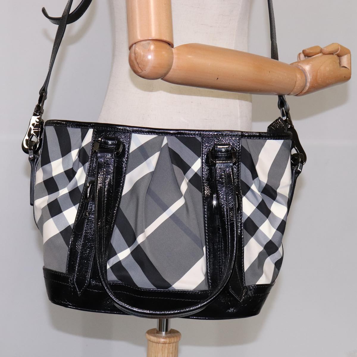 BURBERRY Nova Check Hand Bag Nylon 2way White Black Auth 107617