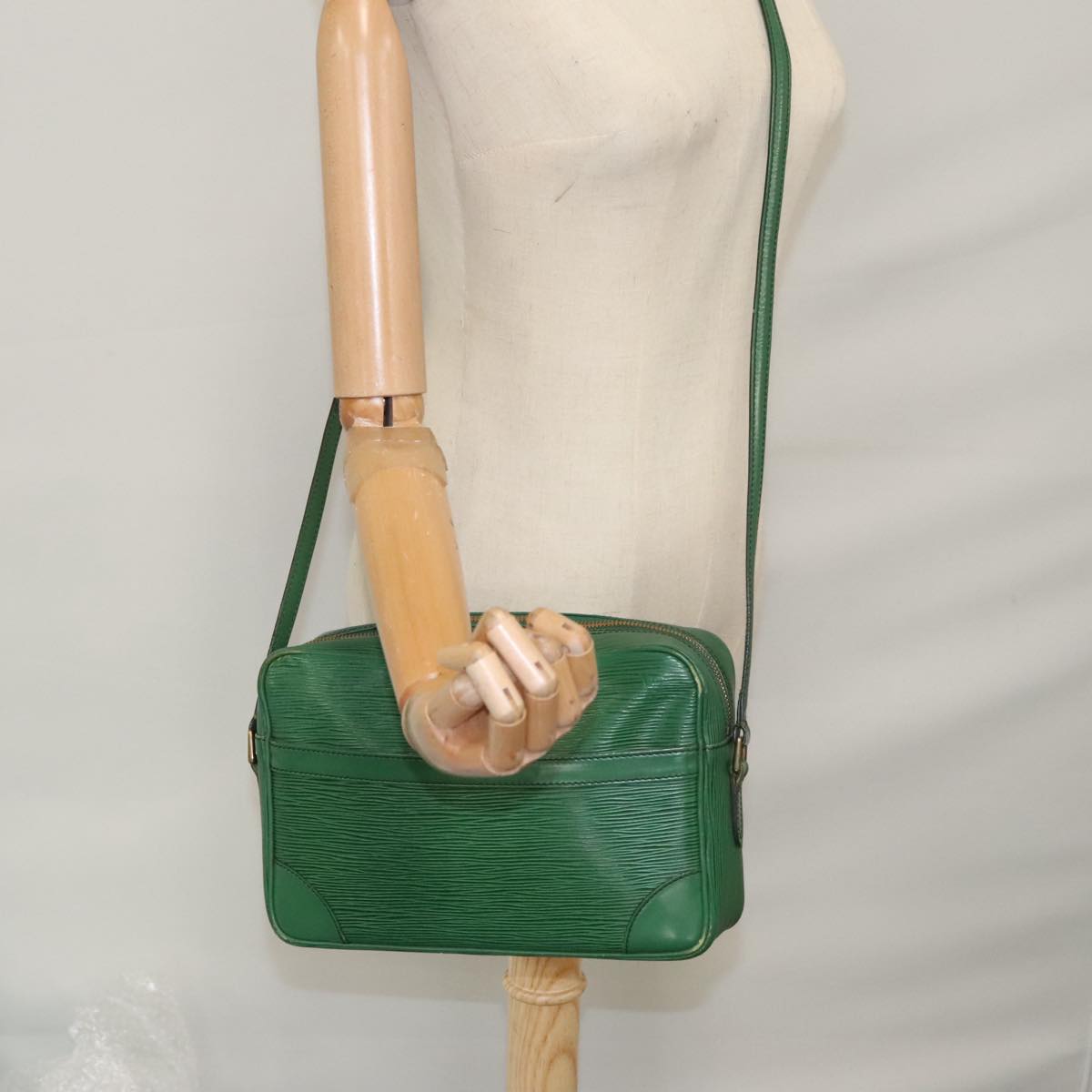 LOUIS VUITTON Epi Trocadero 27 Shoulder Bag Green M52314 LV Auth 107754