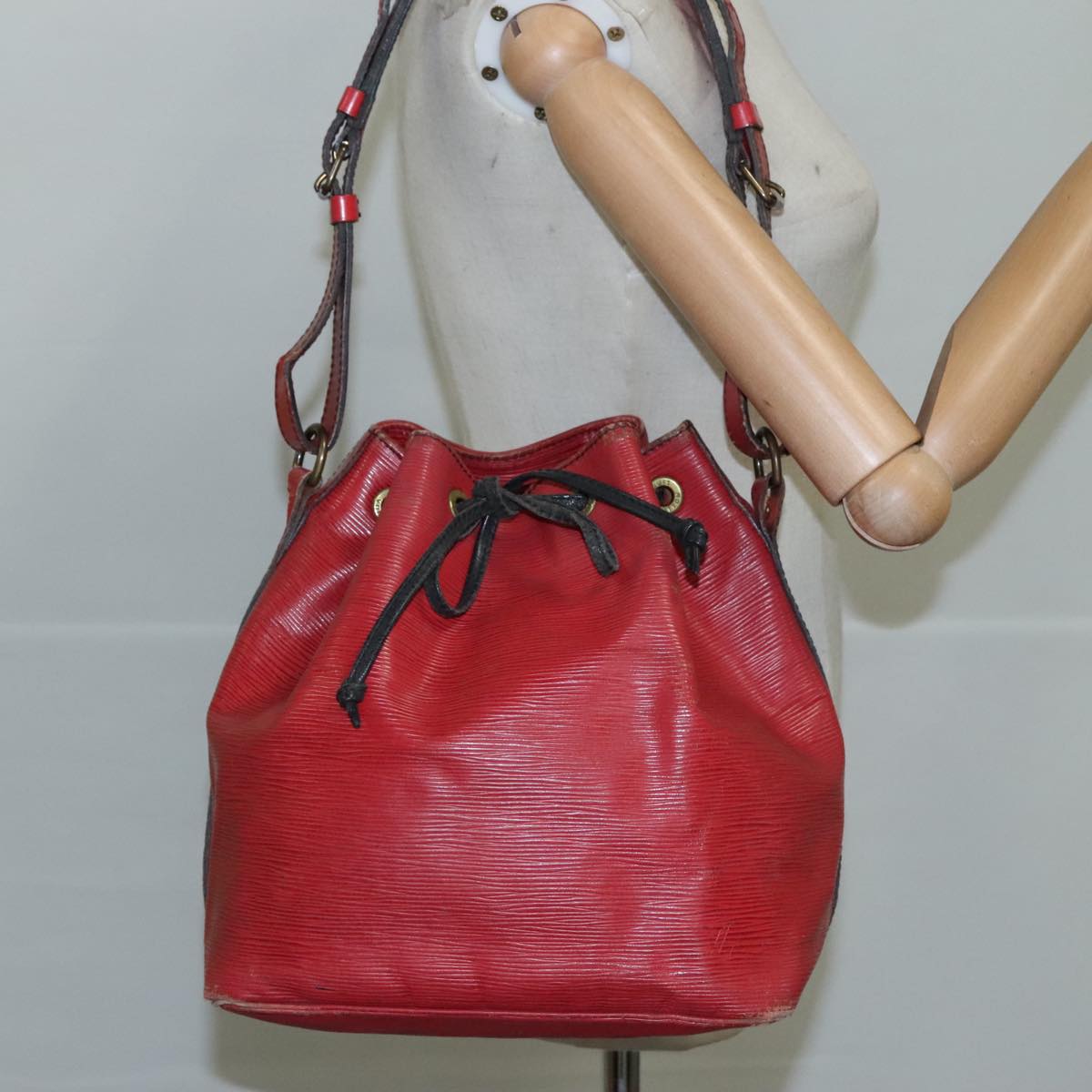 LOUIS VUITTON Epi Petit Noe Shoulder Bag Red M44107 LV Auth 107893