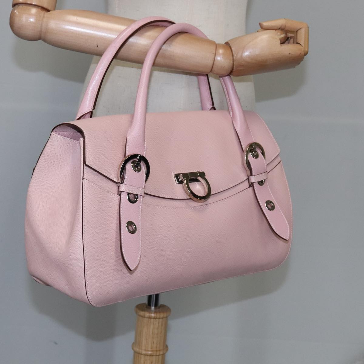 Salvatore Ferragamo Gancini Hand Bag Leather Pink Auth 108902V