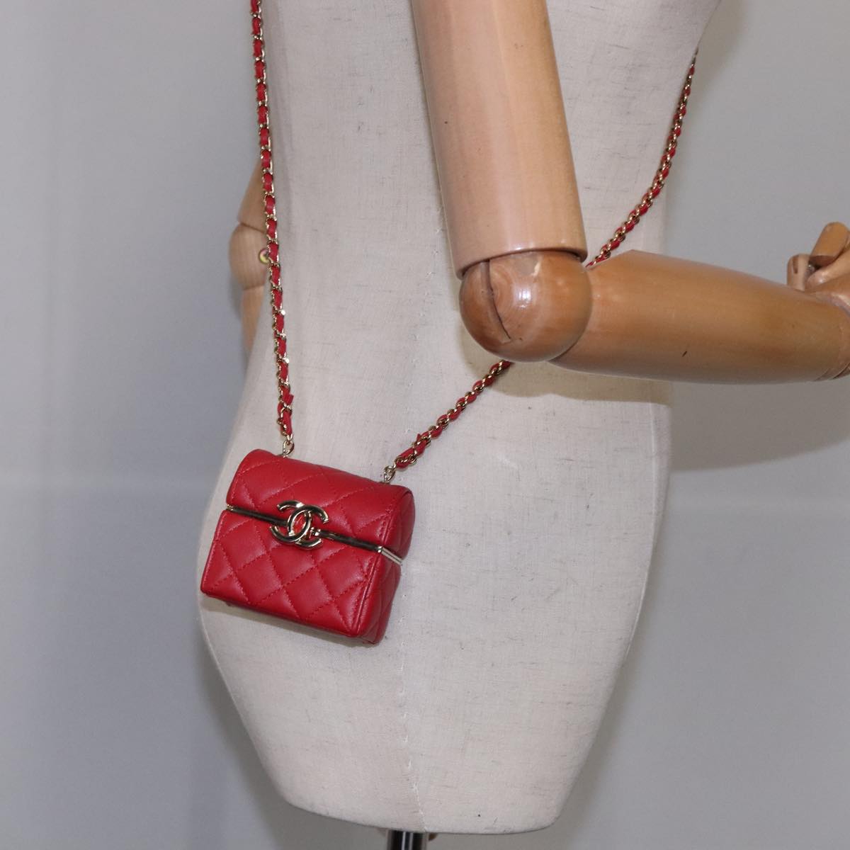 CHANEL Small Box Matelasse Chain Pouch Lamb Skin Red CC Auth 108916AV