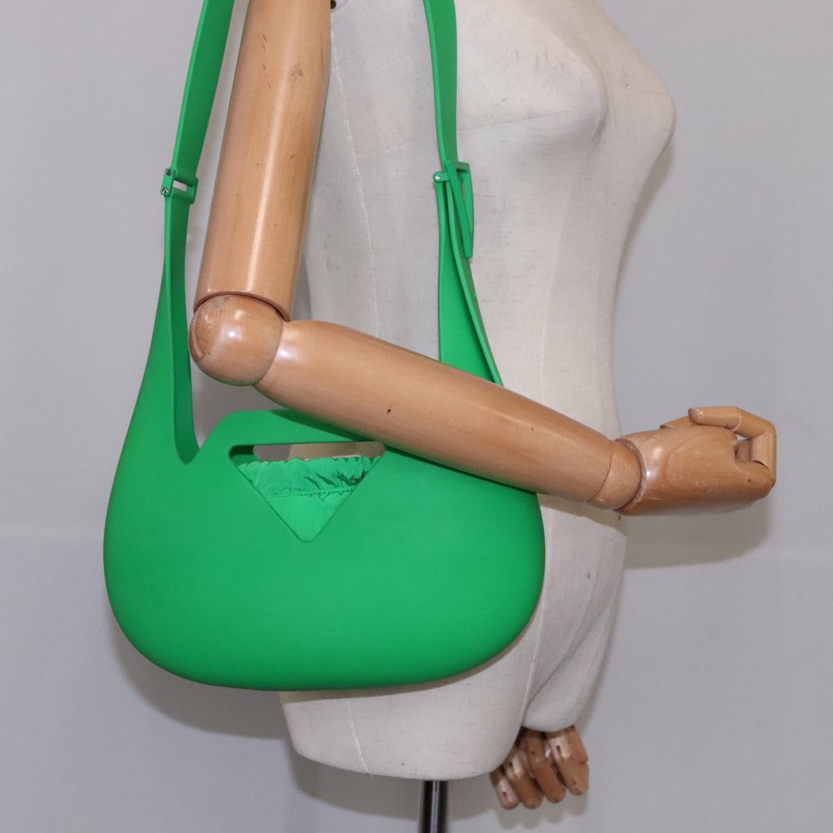 BOTTEGA VENETA Triangle Punch Shoulder Bag Rubber Green Auth 108918V