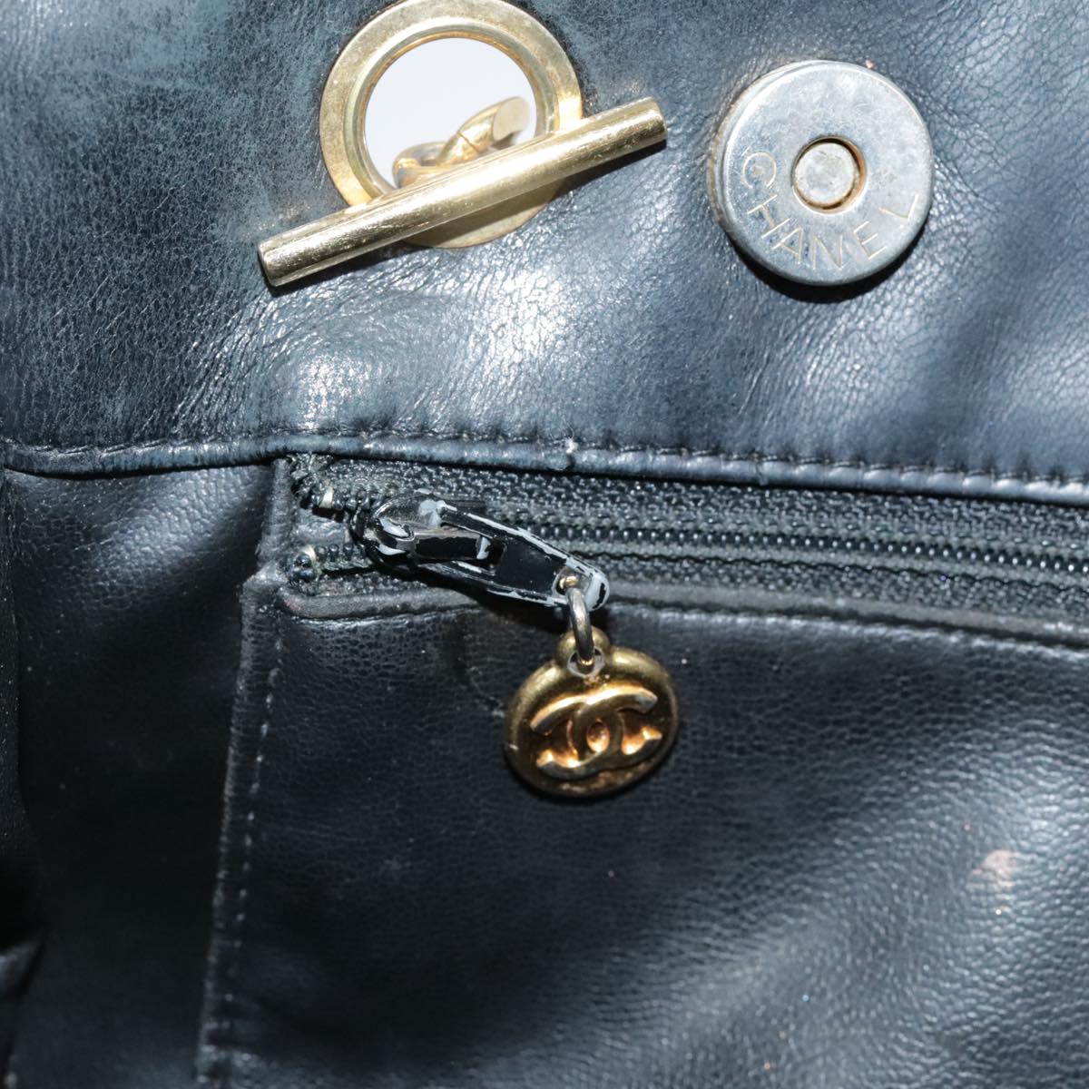 CHANEL Matelasse Chain Shoulder Bag Leather Gold Black CC Auth 108965