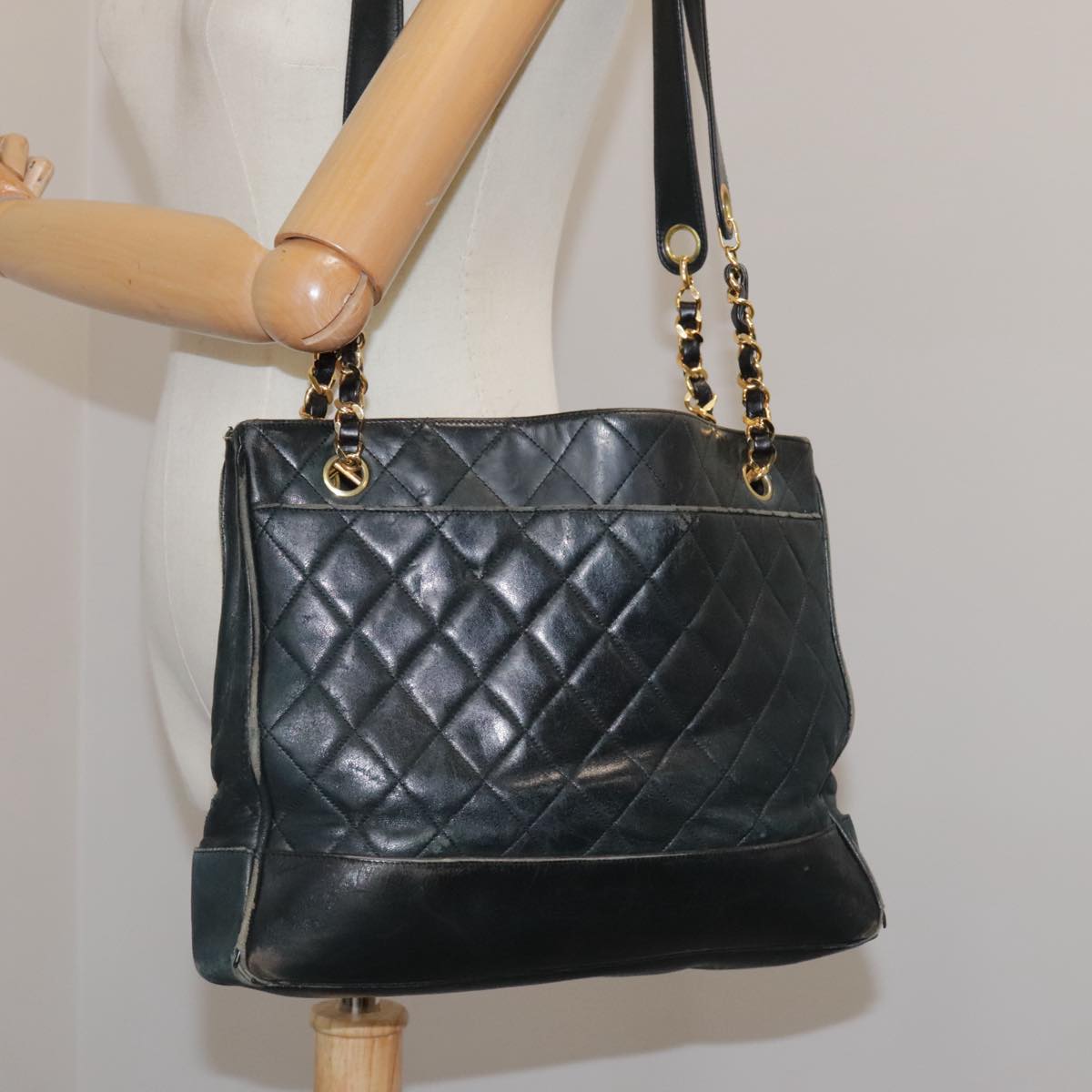 CHANEL Matelasse Chain Shoulder Bag Leather Gold Black CC Auth 108965