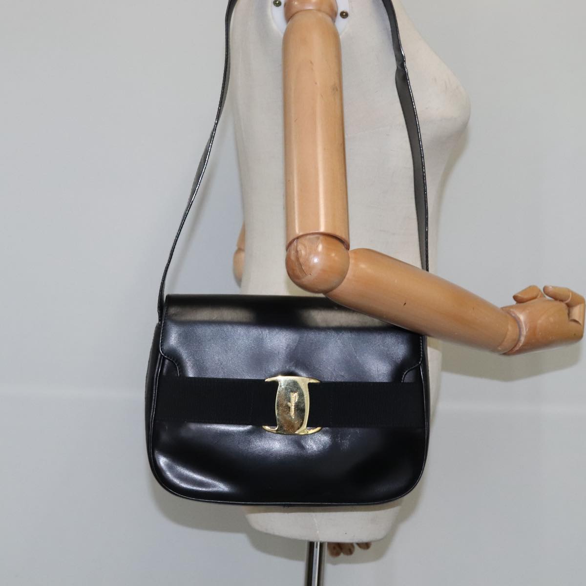 Salvatore Ferragamo Vala Shoulder Bag Leather Black Gold Auth 109105