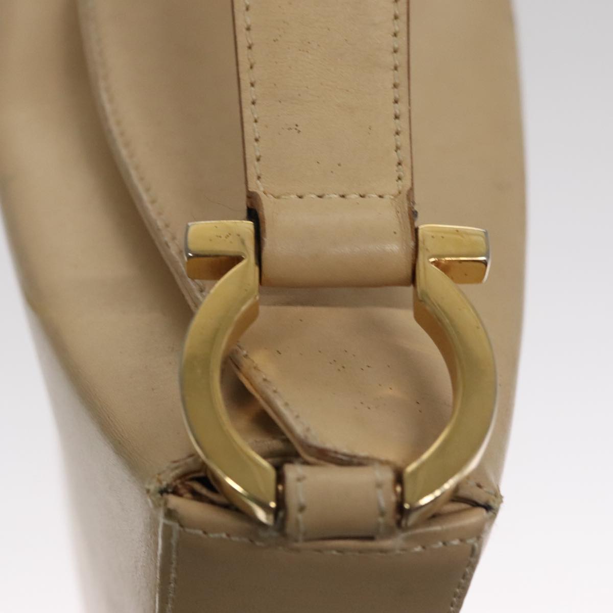 Salvatore Ferragamo Gancini Shoulder Bag Leather Beige Gold Auth 109481