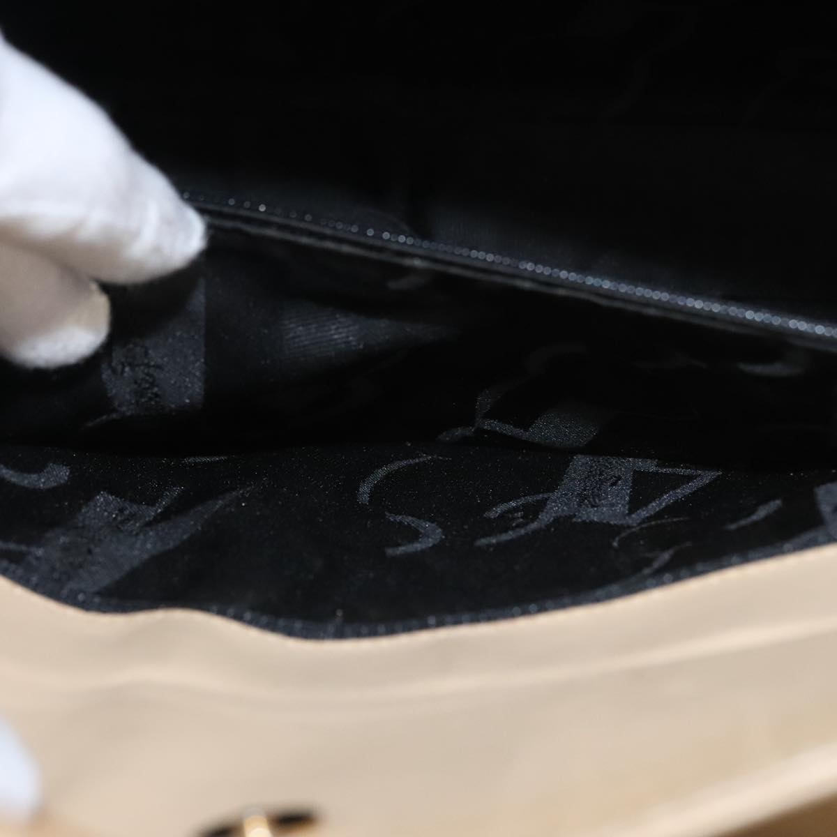 Salvatore Ferragamo Gancini Shoulder Bag Leather Beige Gold Auth 109481