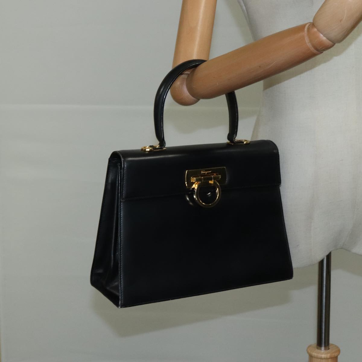 Salvatore Ferragamo Gancini Hand Bag Leather Black Gold Auth 110014