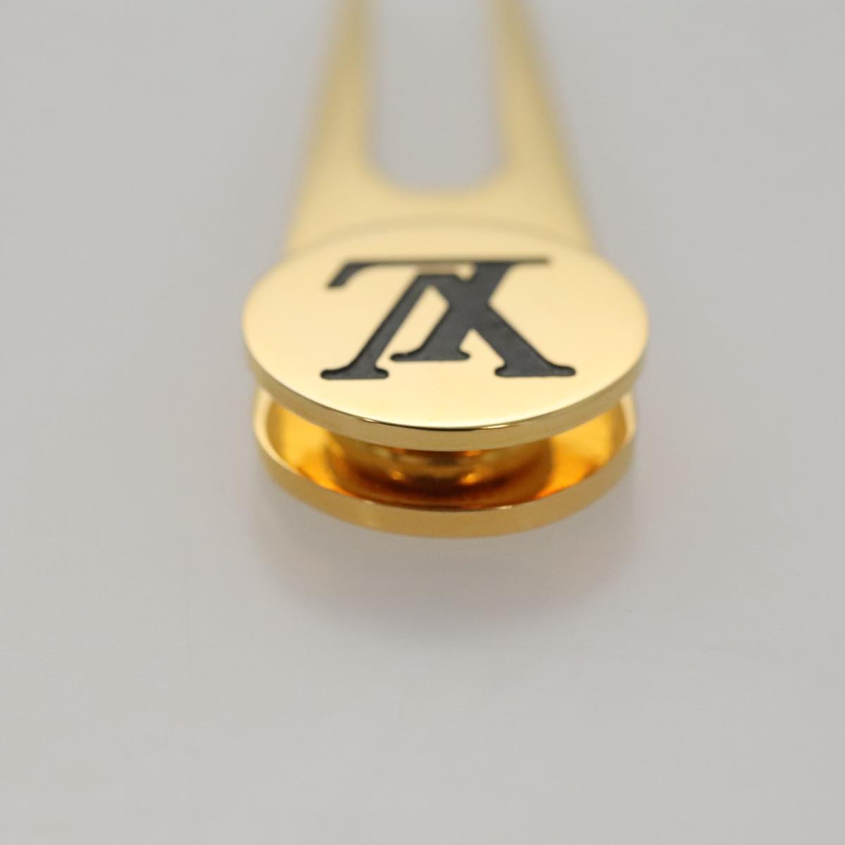 LOUIS VUITTON Golf Pin metal Gold LV Auth 110017