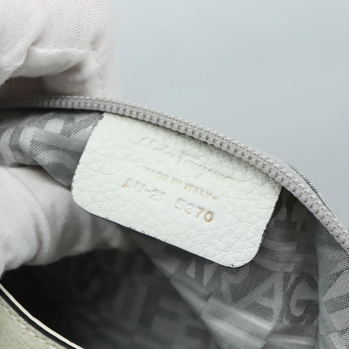 Salvatore Ferragamo Gancini Hand Bag Leather White Silver Auth 111747