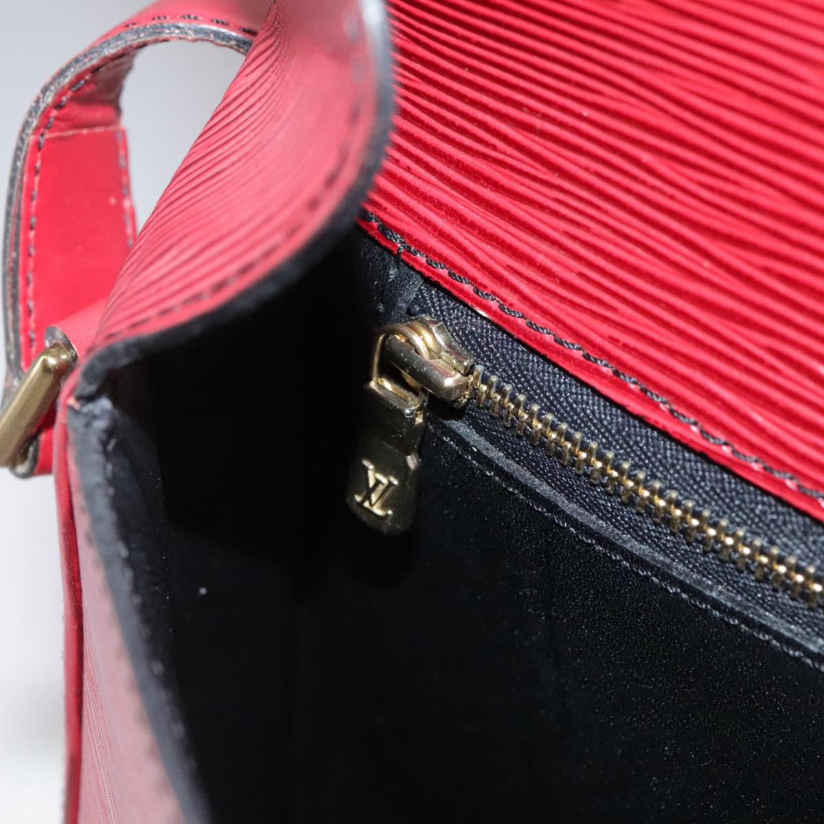 LOUIS VUITTON Epi Saint Cloud GM Shoulder Bag Red M52197 LV Auth 112325