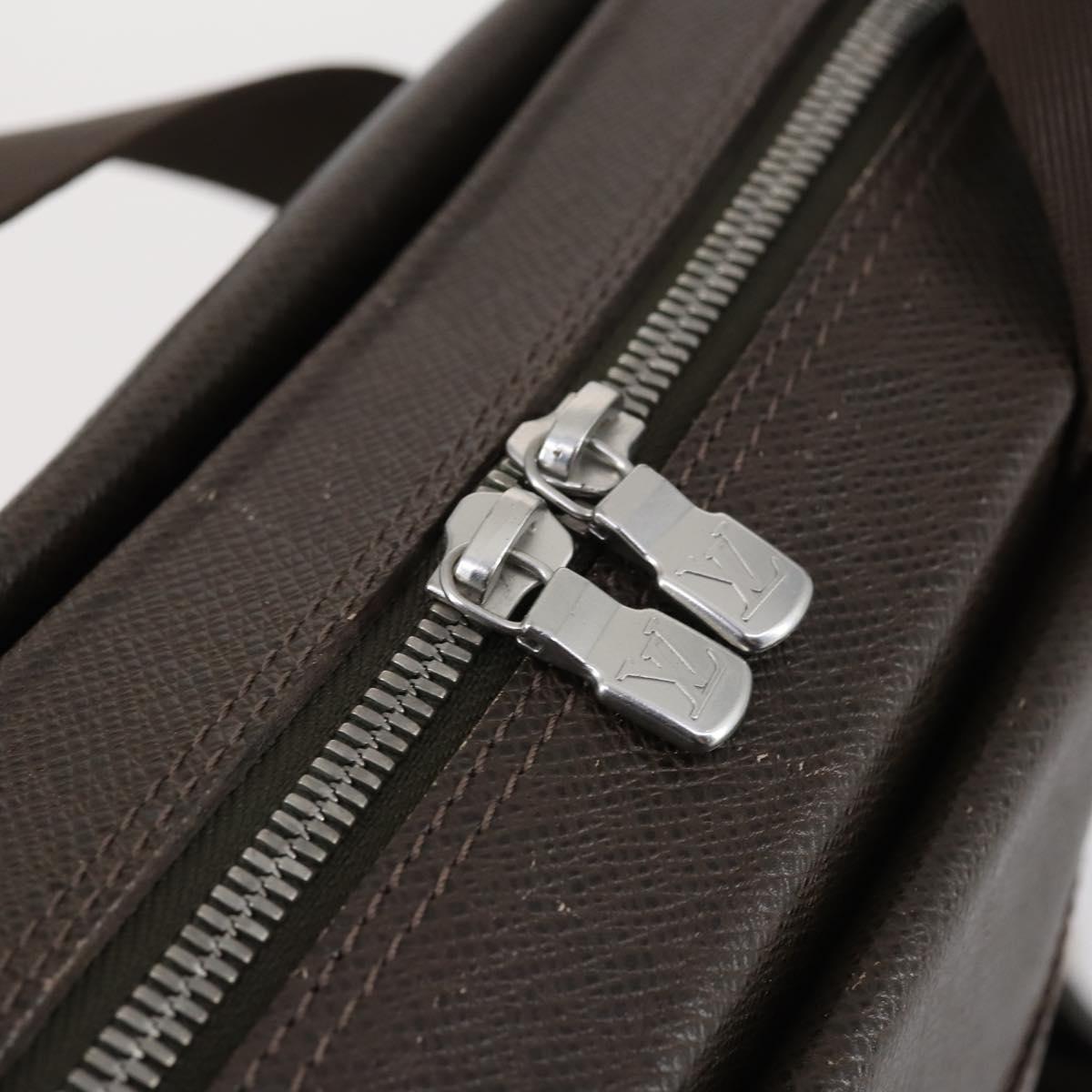 LOUIS VUITTON Taiga Beluga Shoulder Bag Grizzly M30918 LV Auth 135183