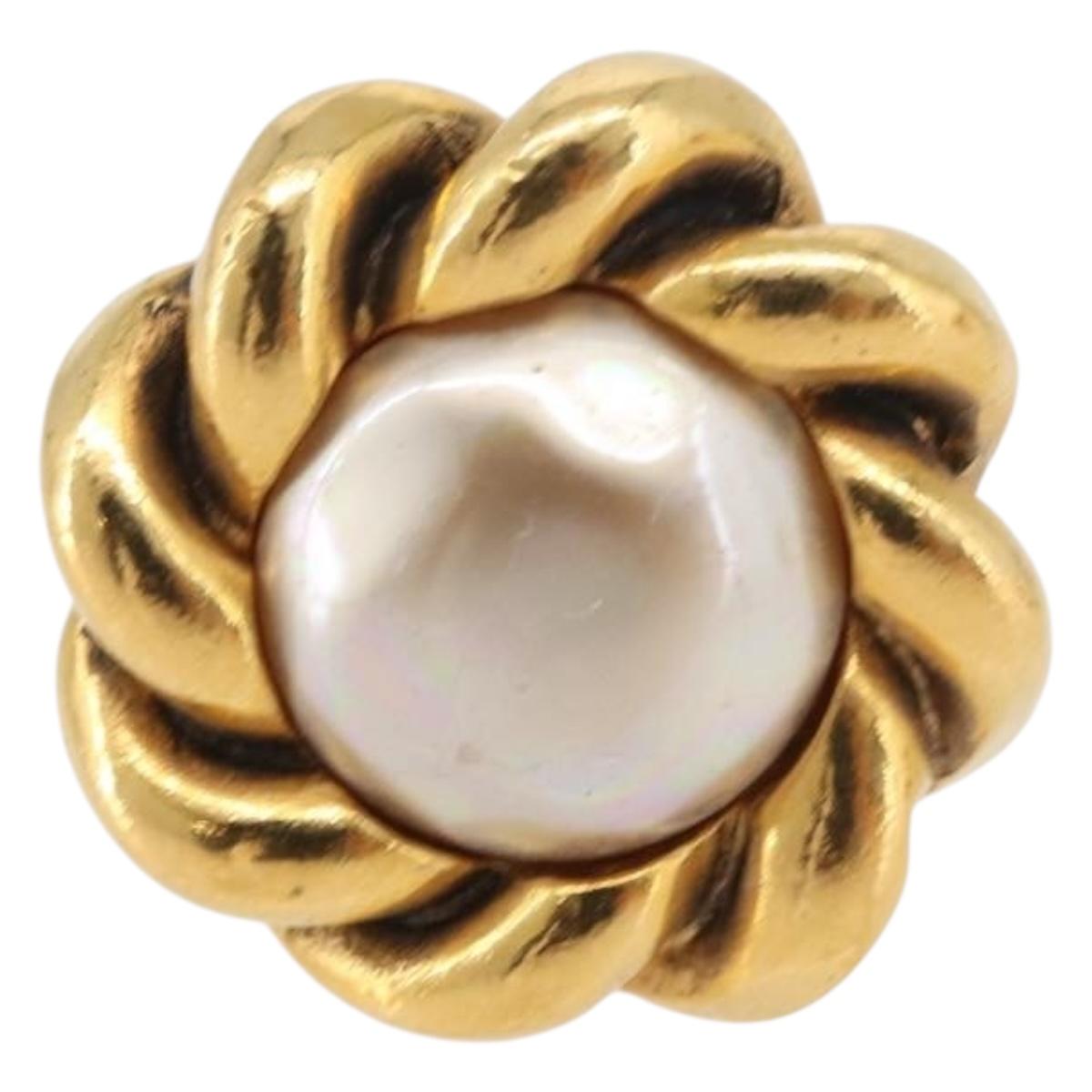 CHANEL Earring metal Gold CC Auth 178396