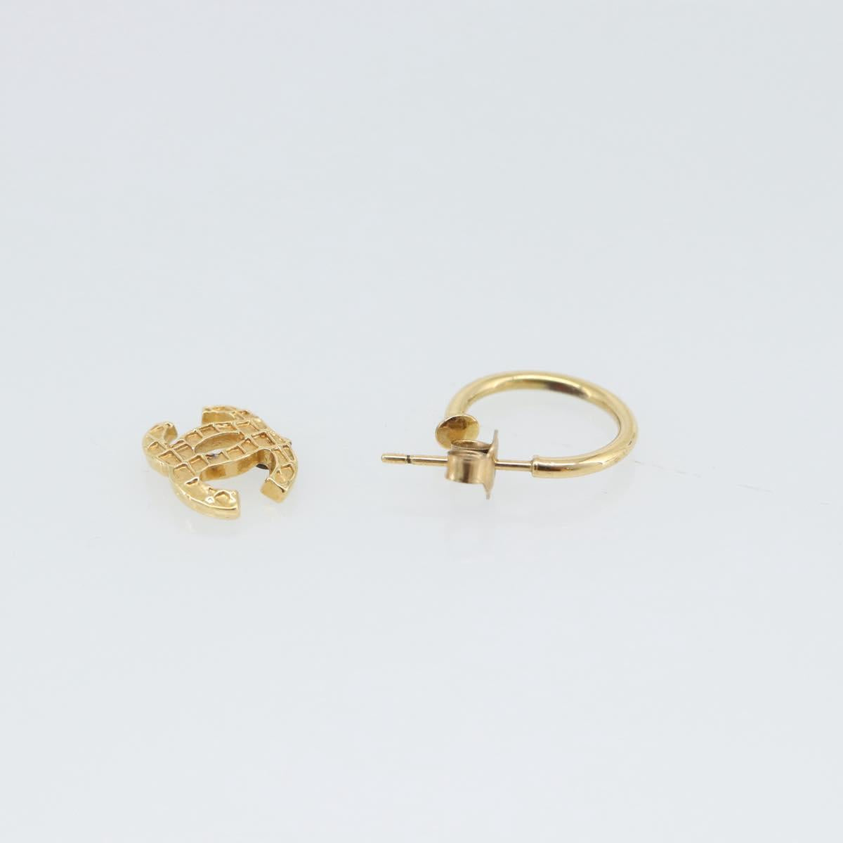 CHANEL Pierce metal Gold Tone CC Auth 180938
