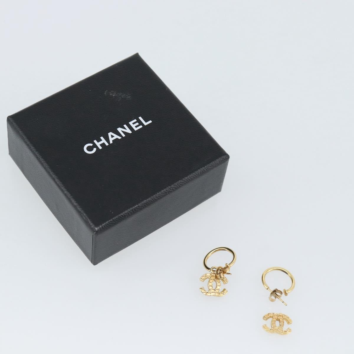 CHANEL Pierce metal Gold Tone CC Auth 180938