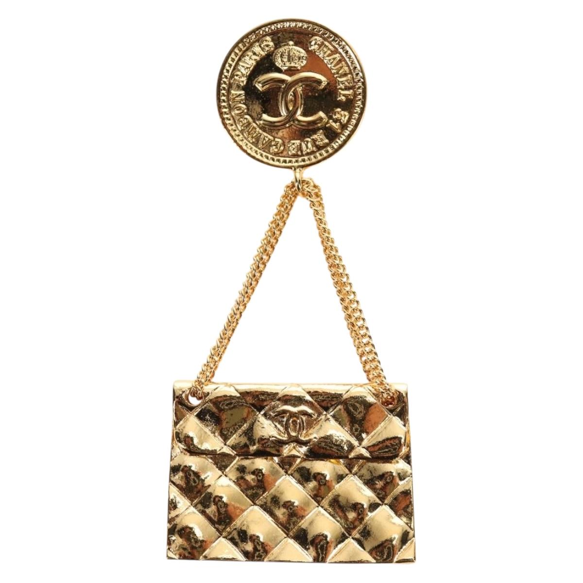 CHANEL Brooch metal Gold CC Auth 185856M