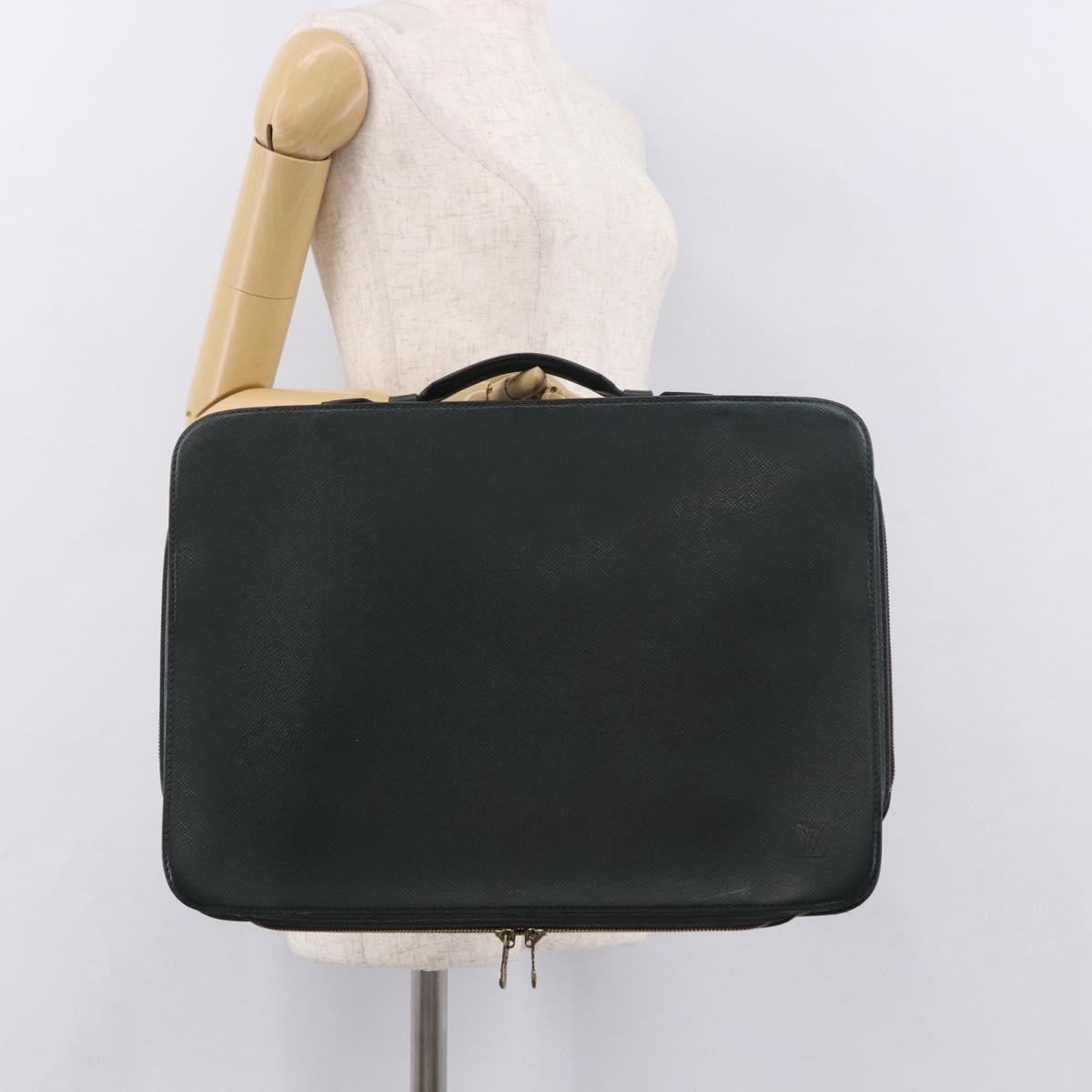 LOUIS VUITTON Taiga Baltic Briefcase Epicea M30064 LV Auth 186557
