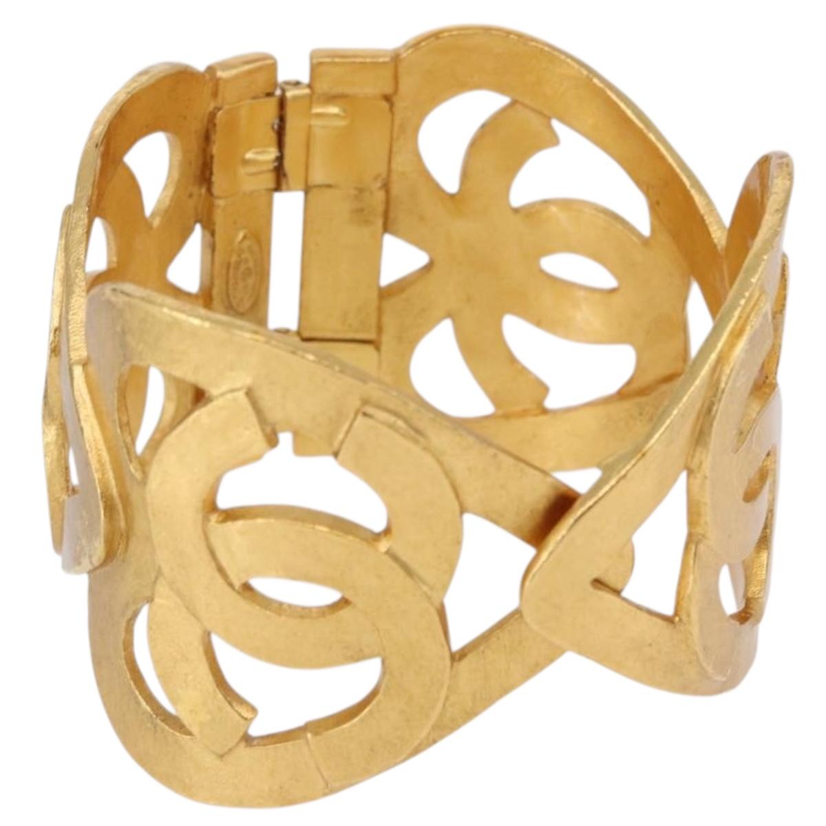 CHANEL Bangle COCO Mark Heart Bracelet metal Gold Tone CC Auth 198853V