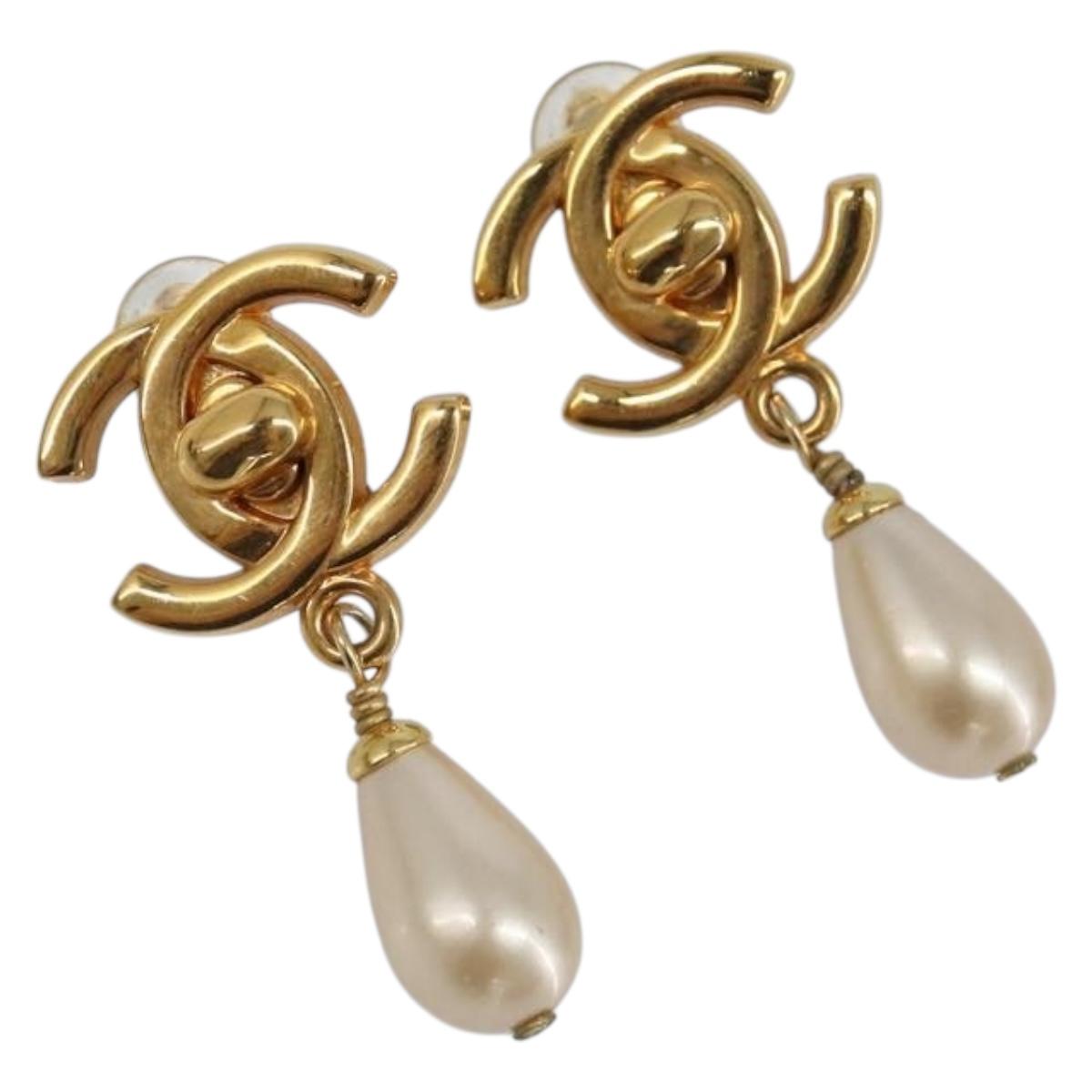 CHANEL Turn Lock Earring metal Gold CC Auth 199733V