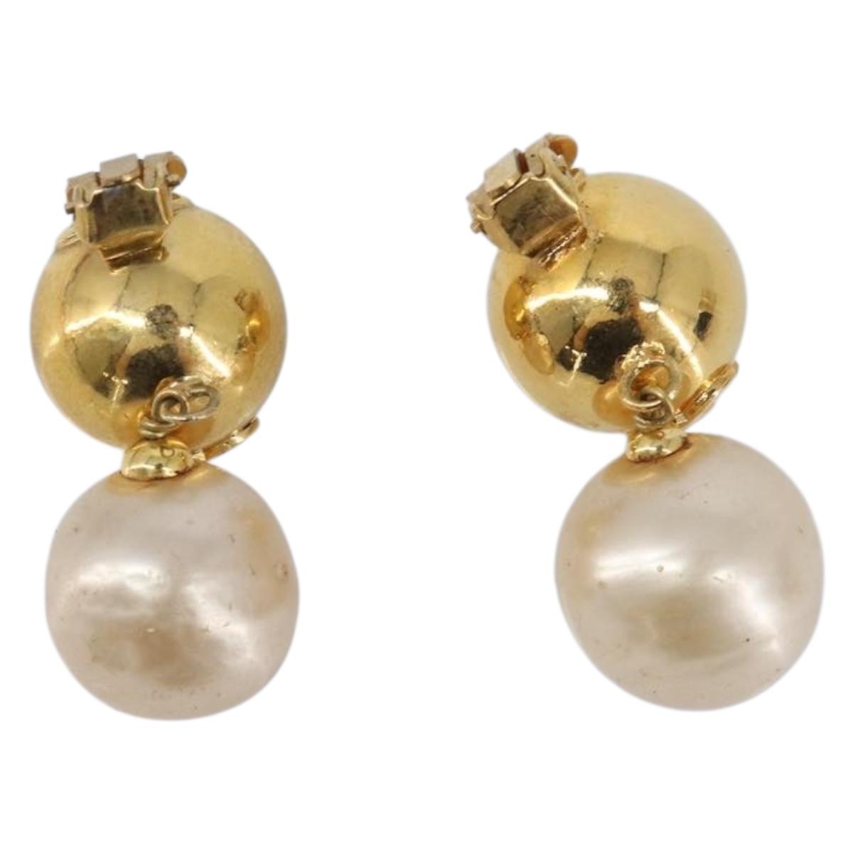 CHANEL Earring Metal Gold Tone White CC Auth 209603
