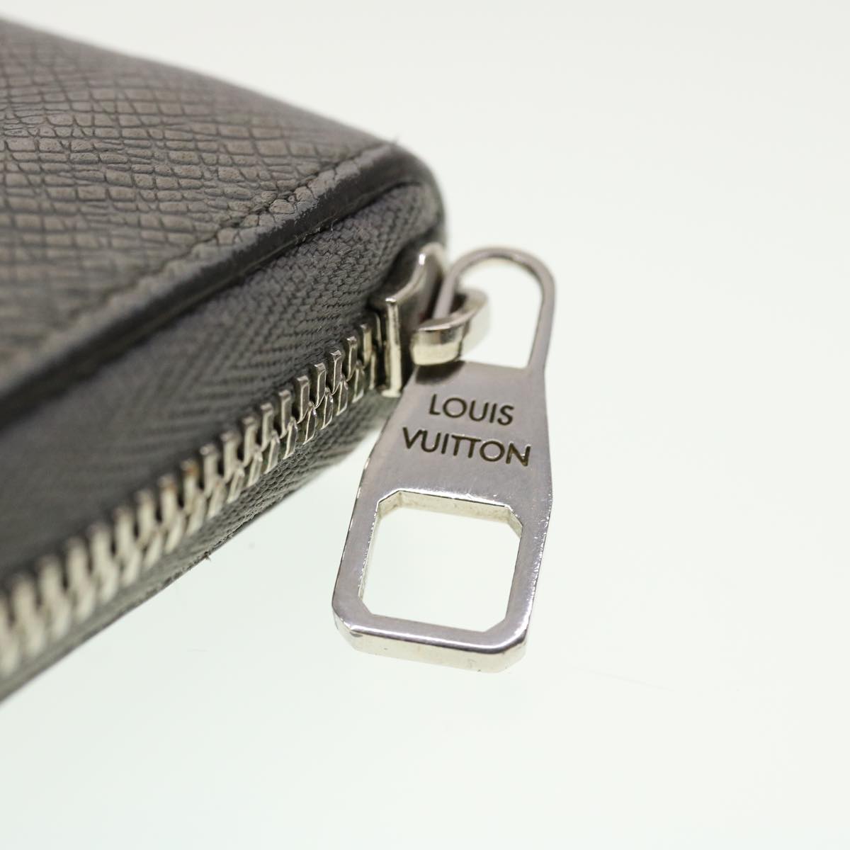 LOUIS VUITTON Taiga Zippy Coin Purse Coin Purse Gray M32617 LV Auth 41823