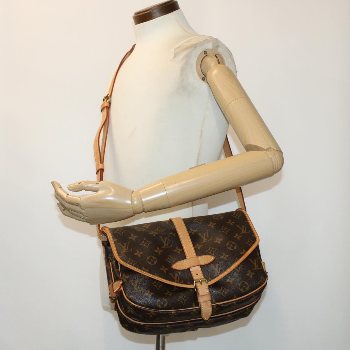 LOUIS VUITTON Monogram Saumur 30 Shoulder Bag M42256 LV Auth 45666AV