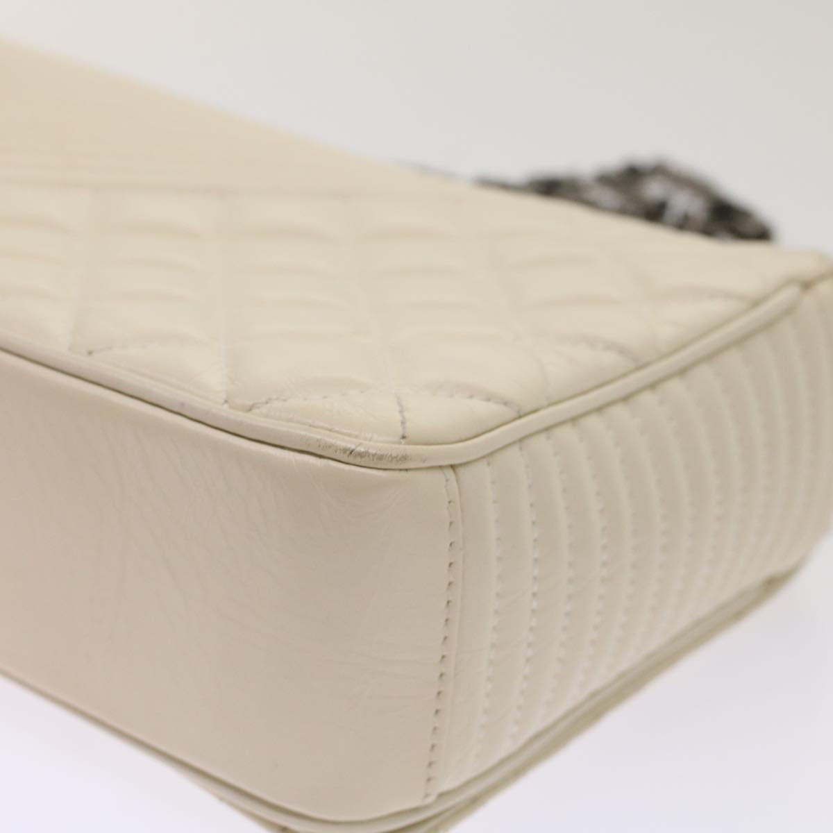 CHANEL Chevron x Matelasse Chain Shoulder Bag Lamb Skin White CC Auth 48469AV