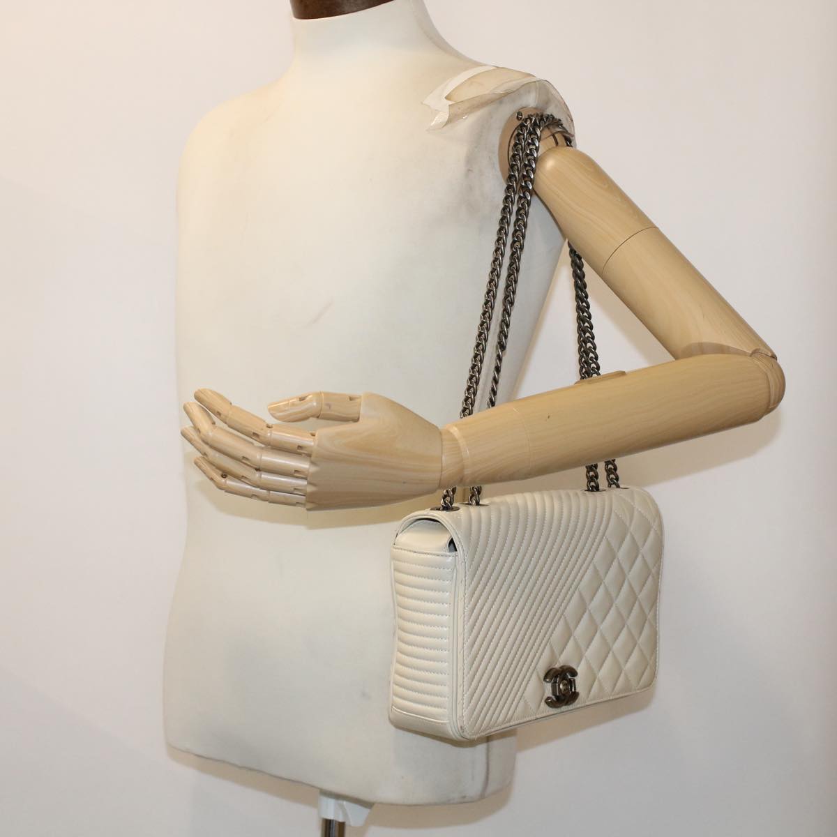 CHANEL Chevron x Matelasse Chain Shoulder Bag Lamb Skin White CC Auth 48469AV