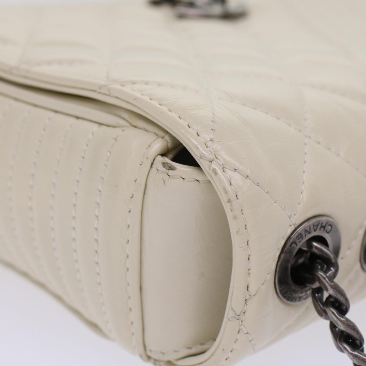 CHANEL Chevron x Matelasse Chain Shoulder Bag Lamb Skin White CC Auth 48469AV