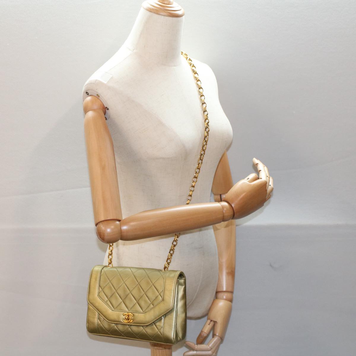 CHANEL Matelasse Turn Lock Chain Shoulder Bag Lamb Skin Gold CC Auth 51274SAM