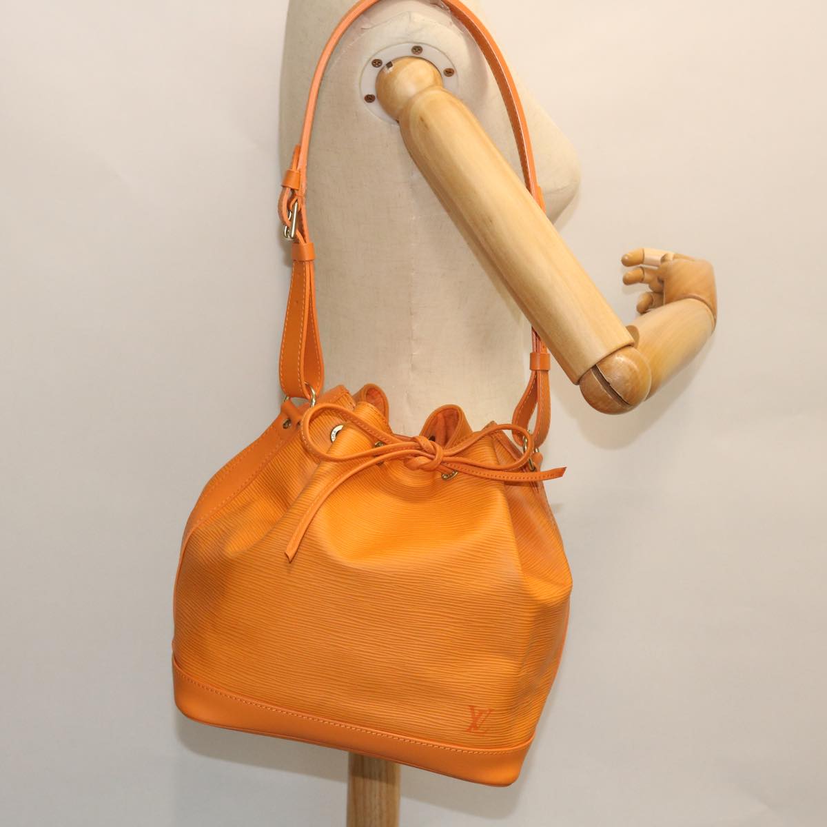 LOUIS VUITTON Epi Noe Shoulder Bag Orange Mandarin M5900H LV Auth 52710