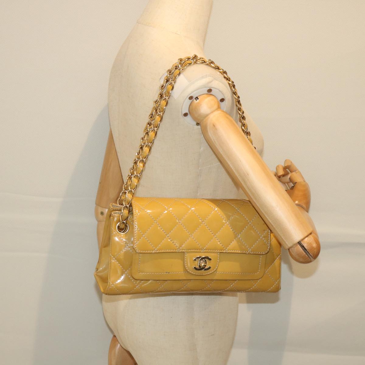 CHANEL Matelasse Chain Shoulder Bag Patent leather Yellow CC Auth 58350A