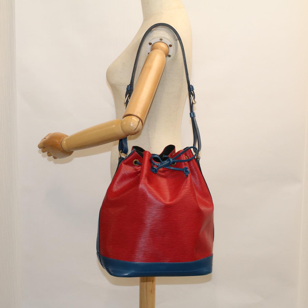 LOUIS VUITTON Epi Noe Shoulder Bag Bicolor Red Blue M44084 LV Auth 58724