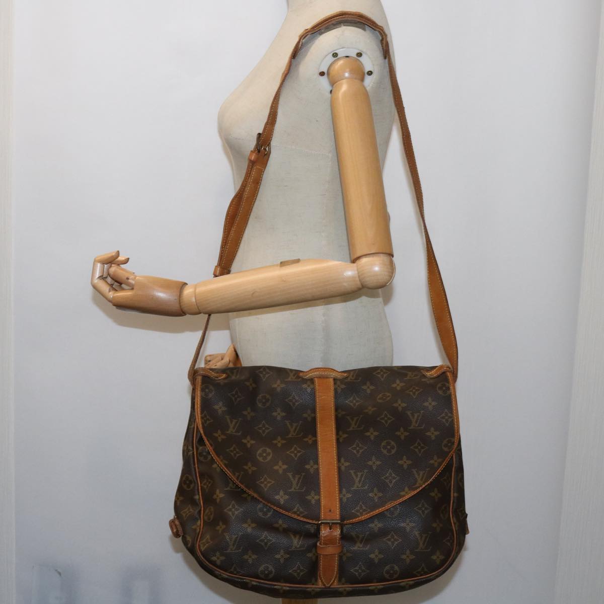 LOUIS VUITTON Monogram Saumur 35 Shoulder Bag M42254 LV Auth 61949