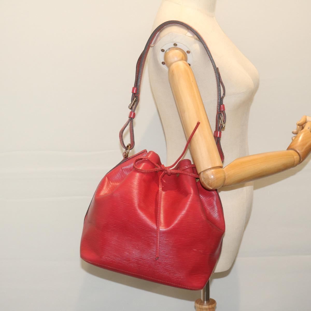 LOUIS VUITTON Epi Petit Noe Shoulder Bag Red M44107 LV Auth 63355