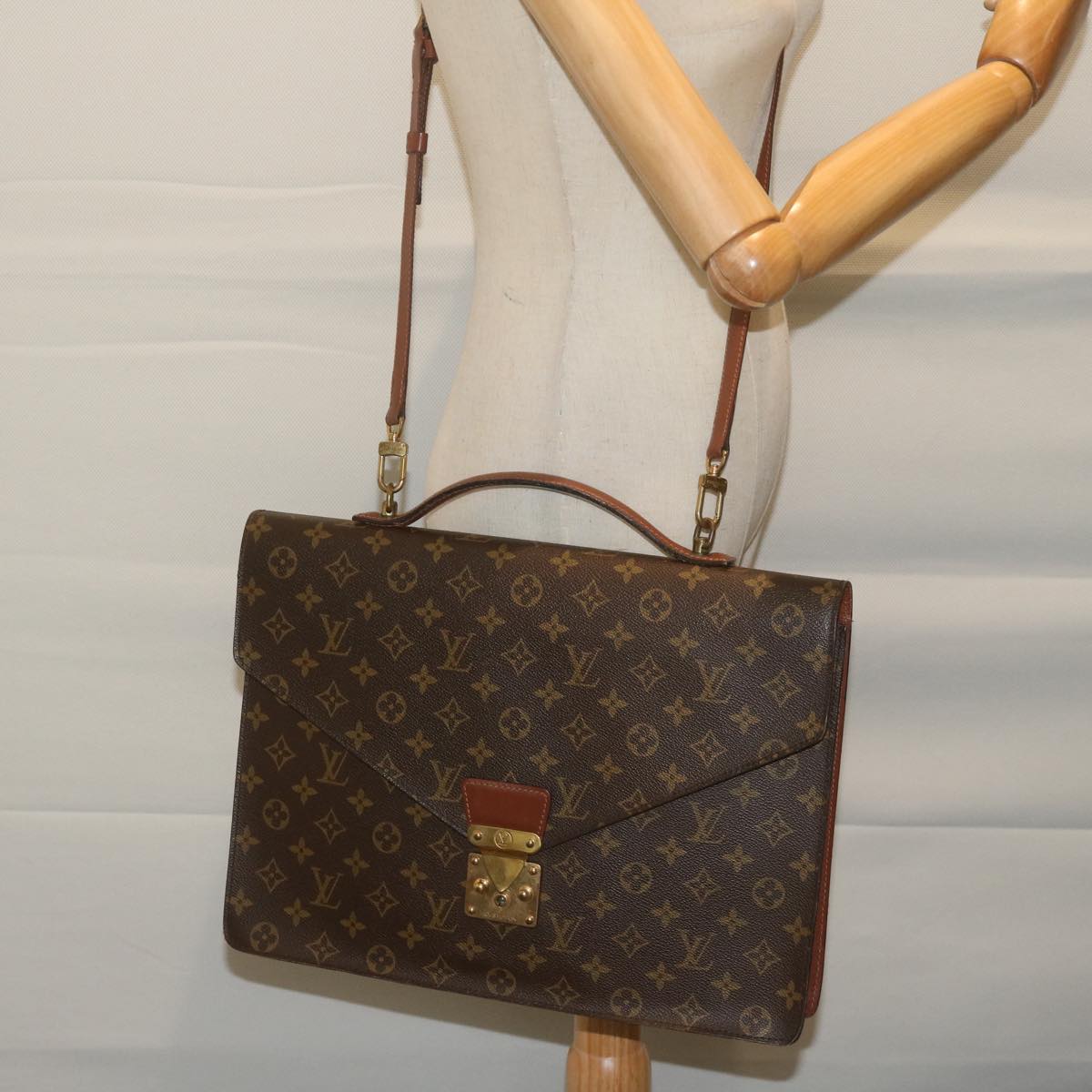 LOUIS VUITTON Monogram Porte Documents Bandouliere Bag M53338 LV Auth 64154