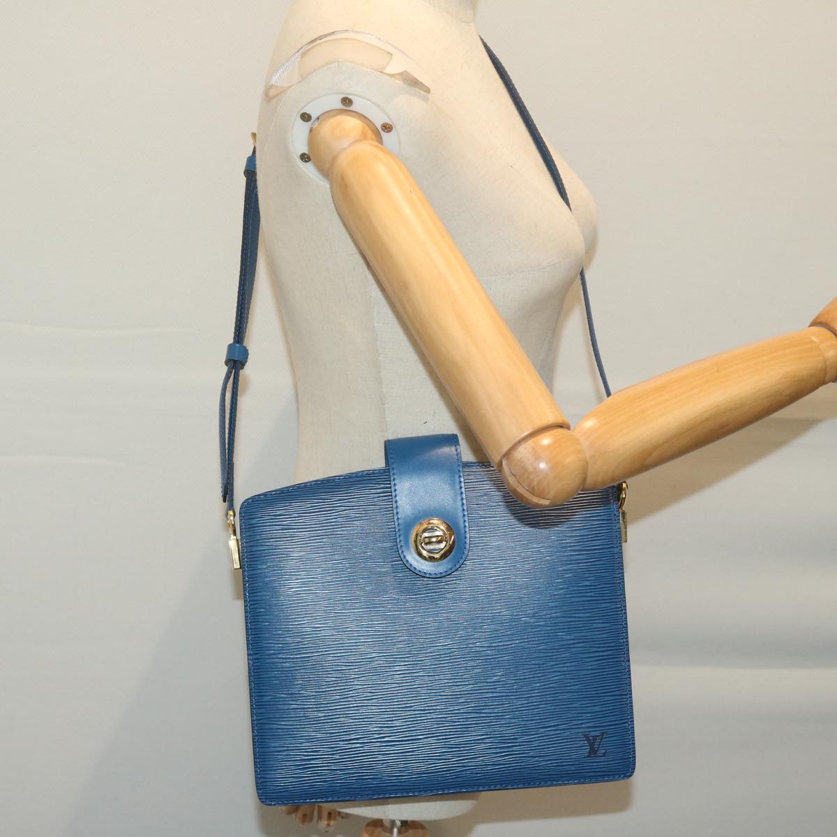 LOUIS VUITTON Epi Capucines Shoulder Bag Blue M52345 LV Auth 64951