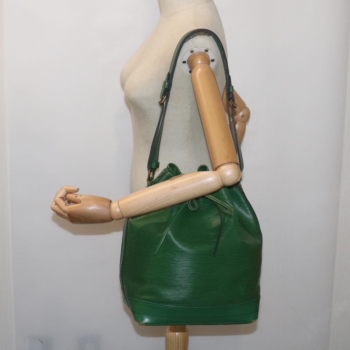 LOUIS VUITTON Epi Noe Shoulder Bag Green M44004 LV Auth 65076