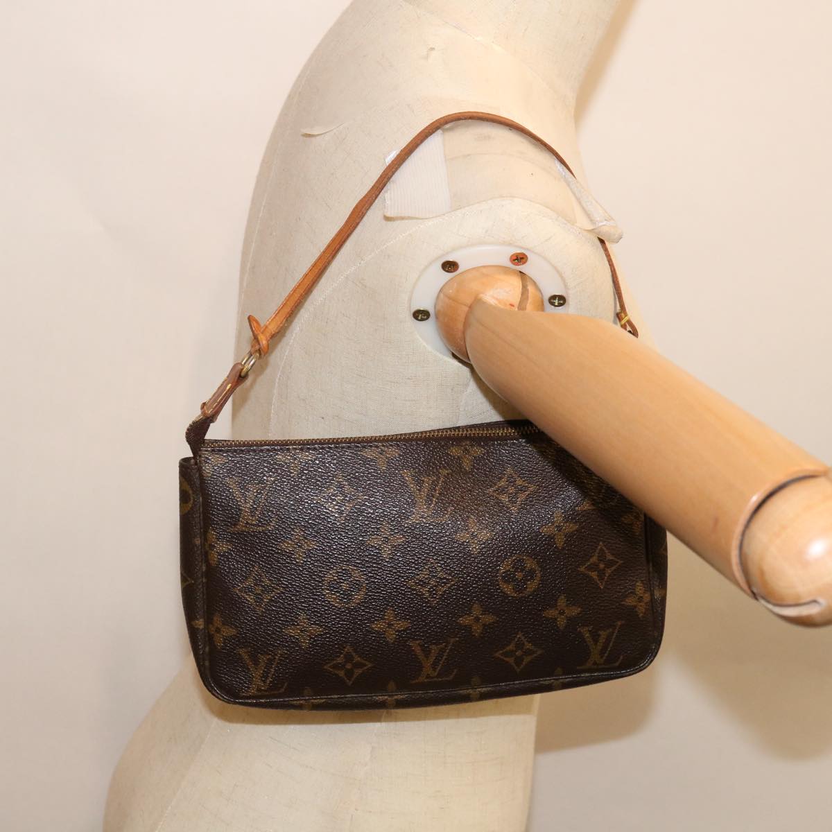 LOUIS VUITTON Monogram Pochette Accessoires Pouch M51980 LV Auth 66403